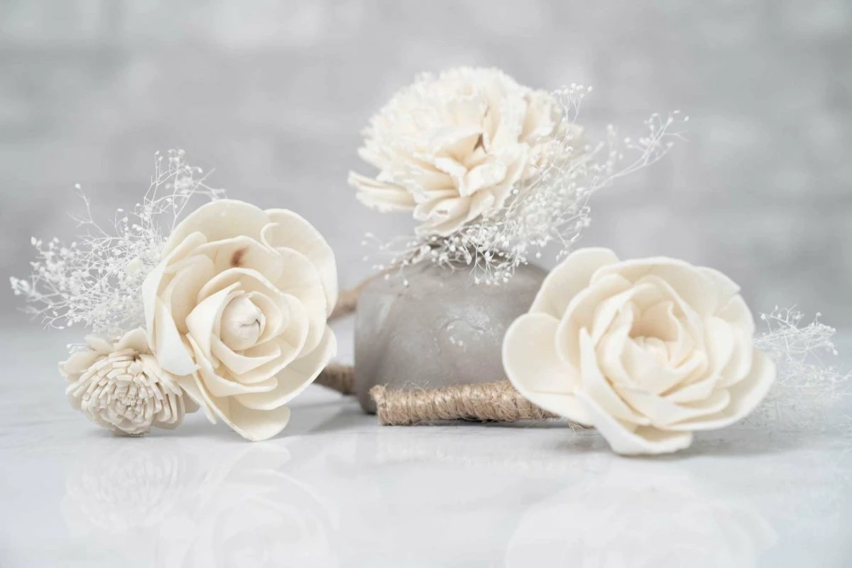 Pure Elegance Boutonniere (Set Of 3) 1 Pure Elegance Boutonniere (Set Of 3)